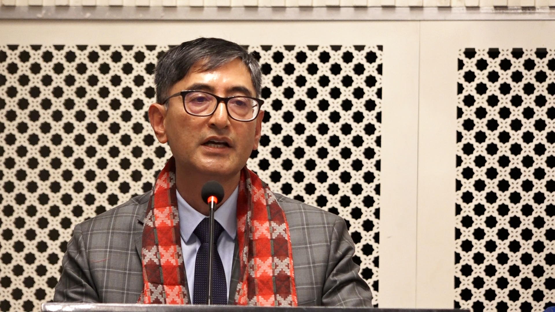 ‘बेरोजगारीको चपेटामा नेपाल, युवाको विदेश पलायन बढ्यो’